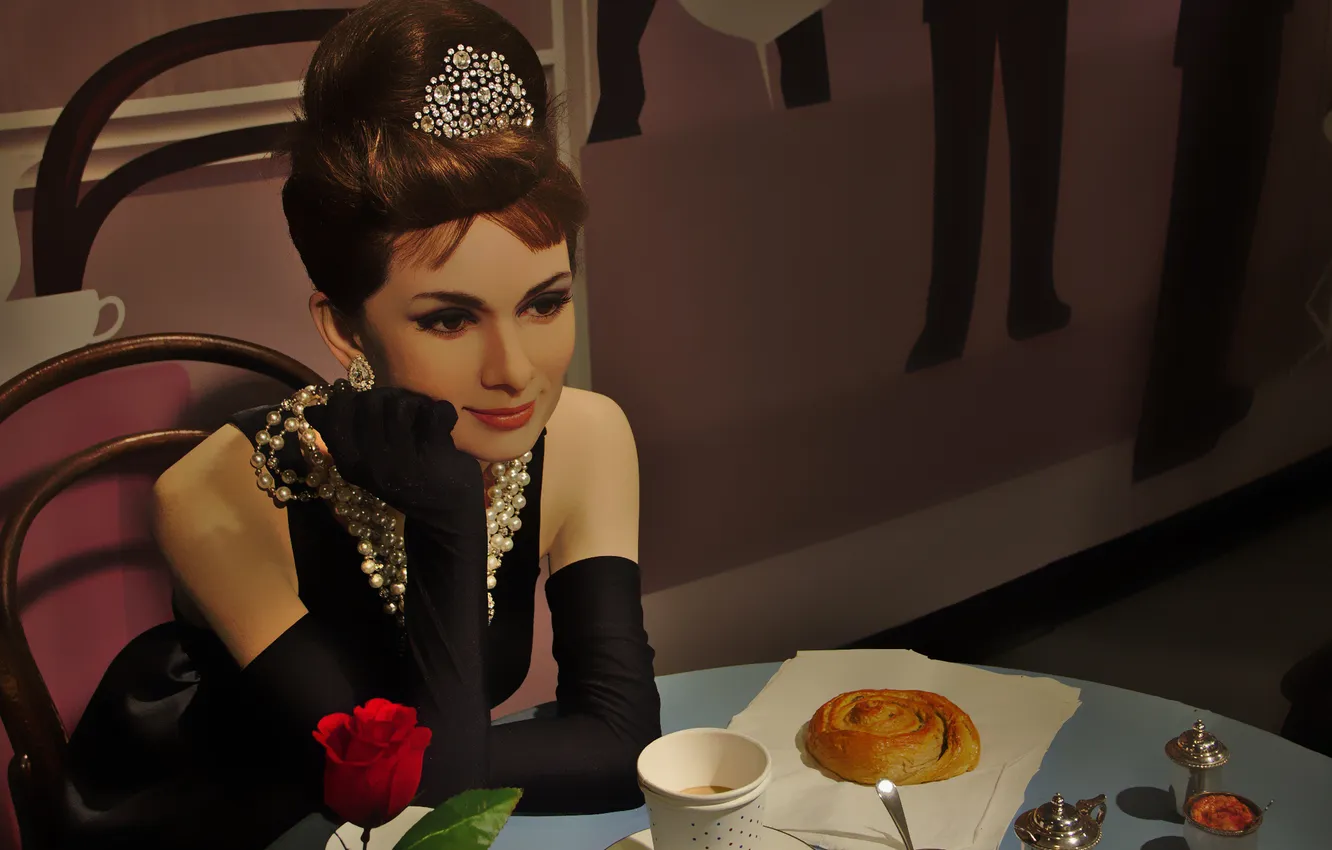 Фото обои улыбка, актриса, Одри Хепберн, столик, Audrey Hepburn