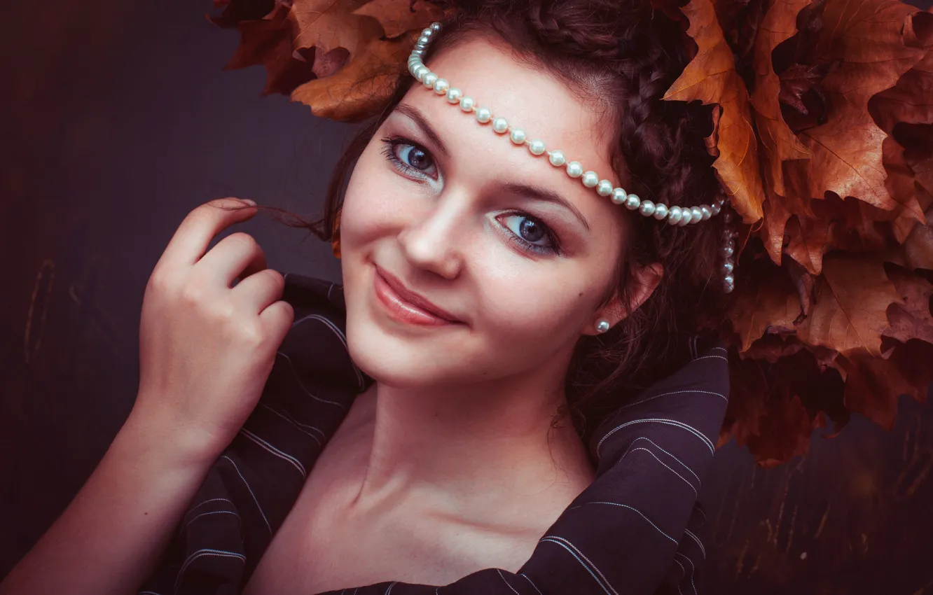 Фото обои осень, листья, девушка, украшения, лицо, улыбка, ожерелье, брюнетка