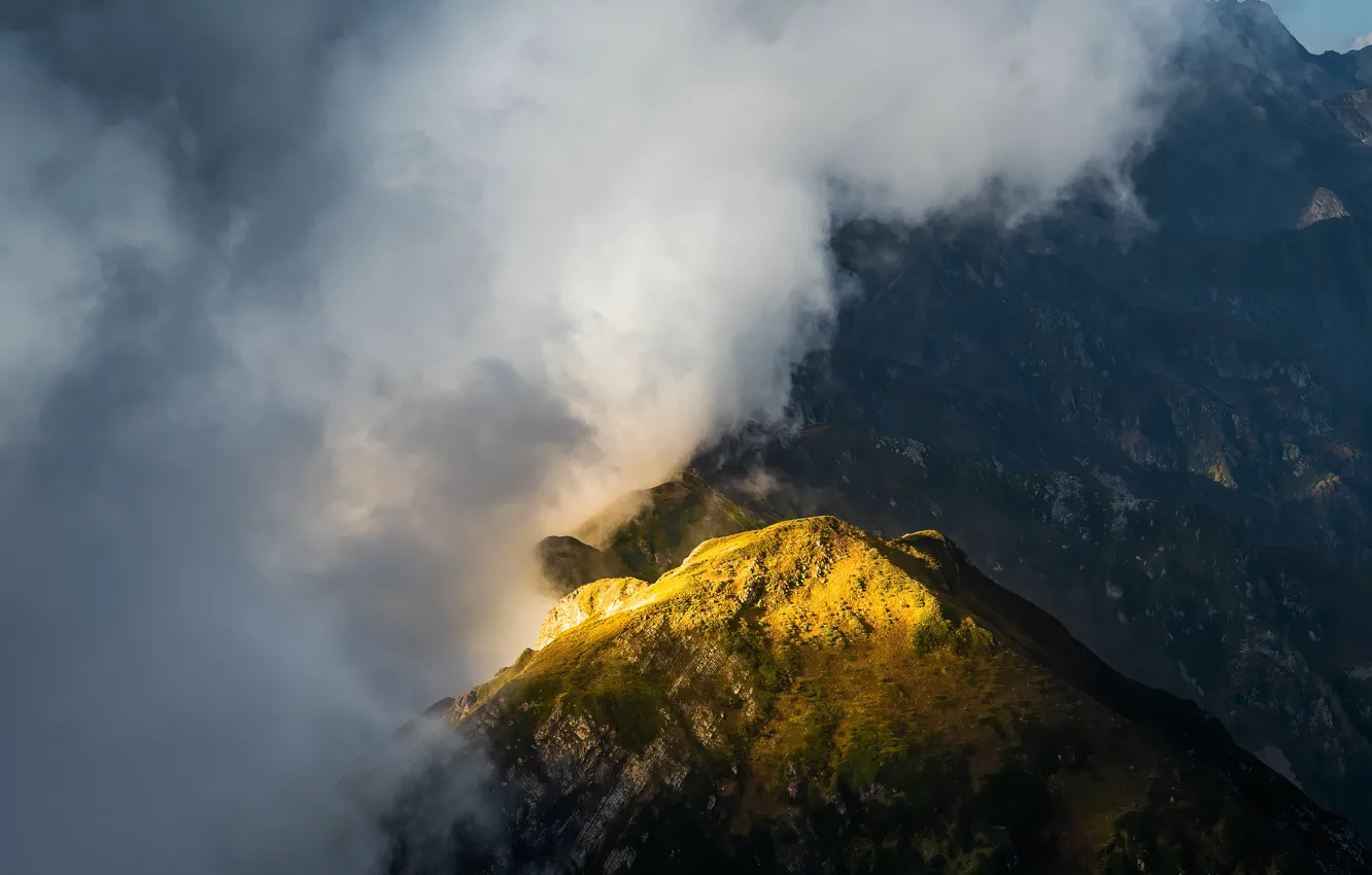 Фото обои облака, свет, горы, туман, склоны, вершины, утро
