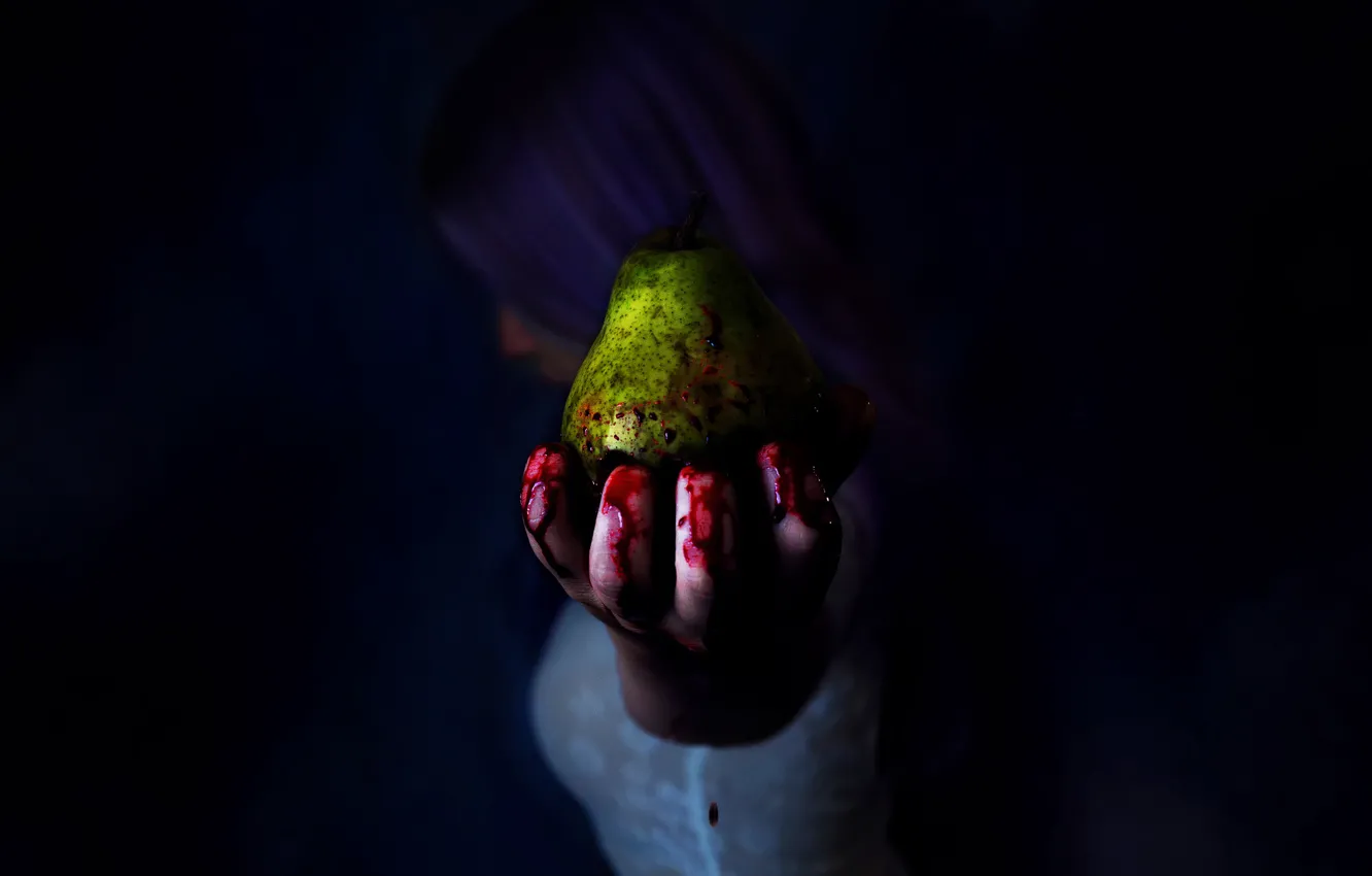 Фото обои девушка, кровь, рука, груша, пальцы