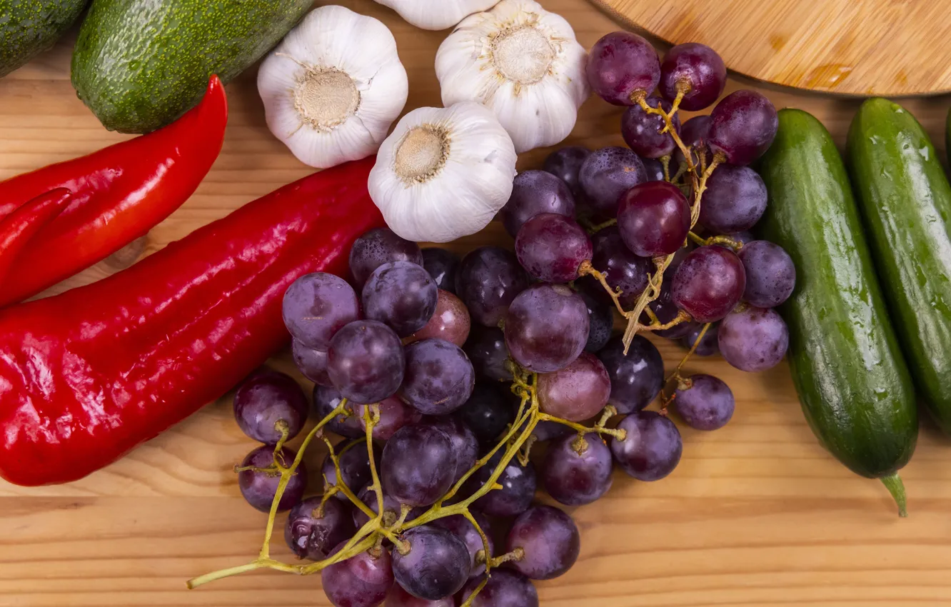 Фото обои виноград, перец, огурцы, чеснок