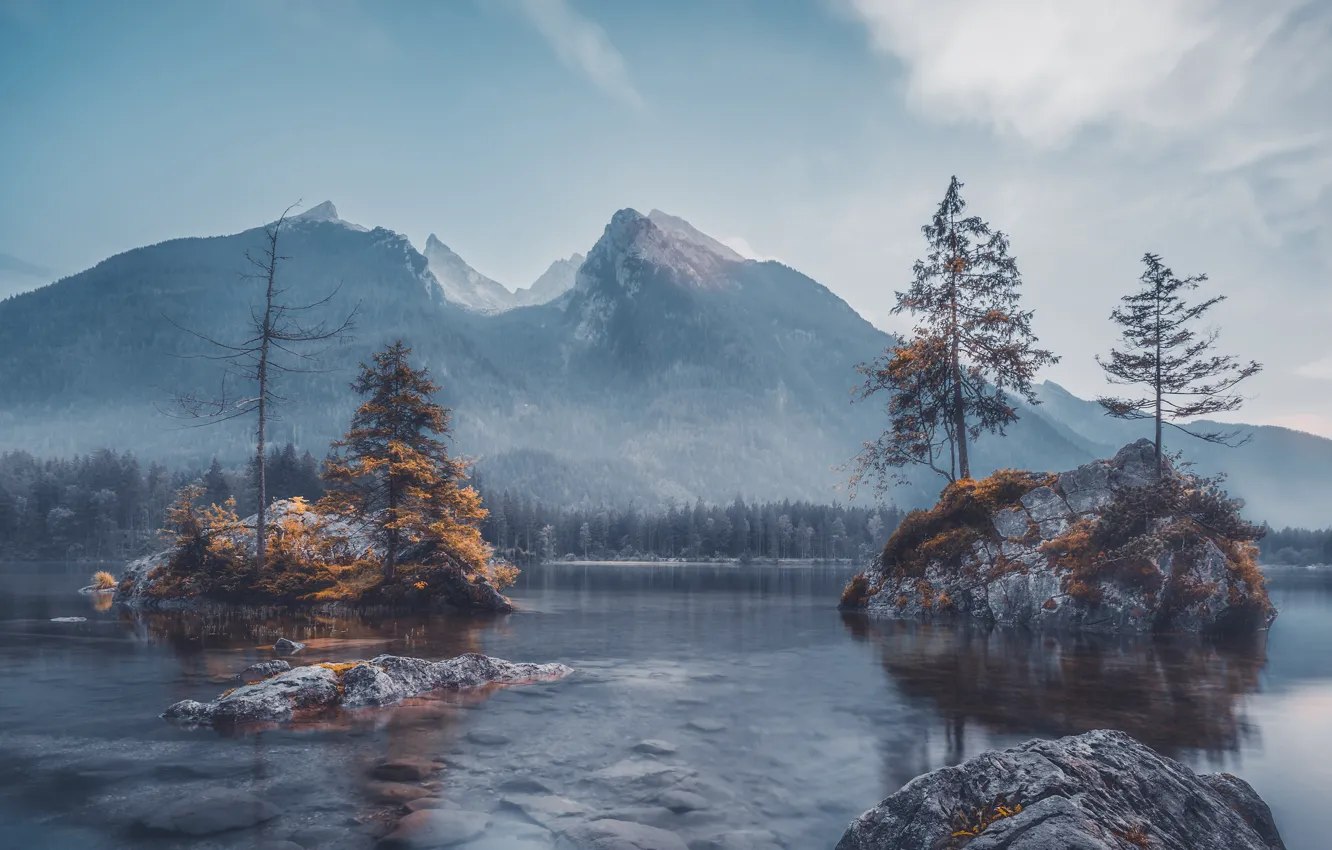 Фото обои осень, лес, горы, туман, озеро, камни, скалы, берег