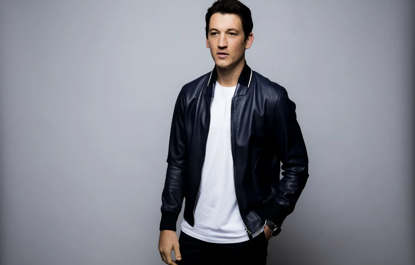 Фото обои фон, куртка, футболка, актер, фотосессия, Майлз Теллер, Miles Teller, LA Times