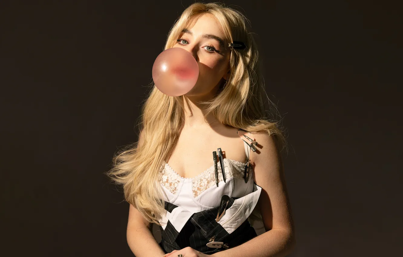 Фото обои Portrait, Photoshoot, Bubble Gum, Rolling Stone, Sabrina Carpenter