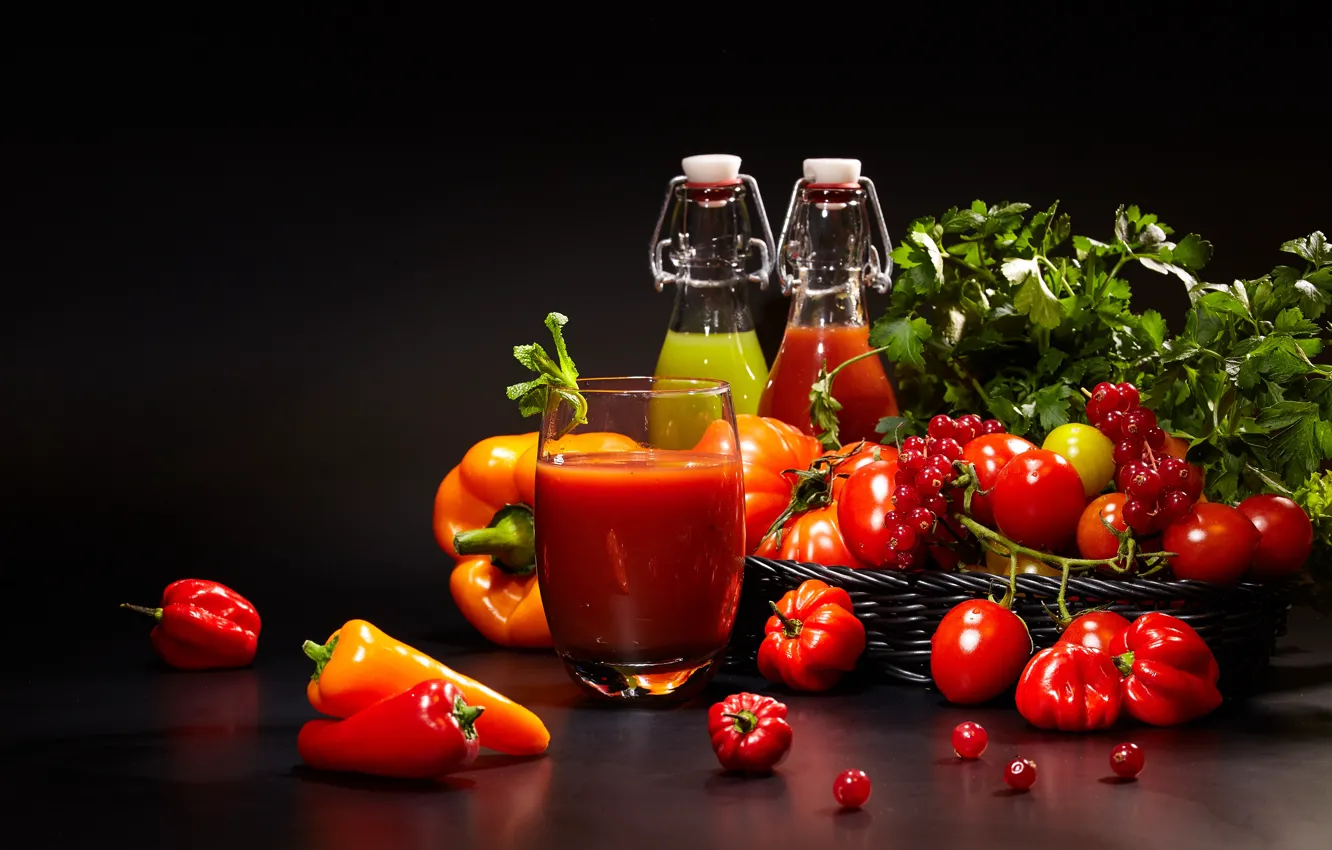 Фото обои зелень, стакан, стол, фон, ягода, сок, бутылки, перец
