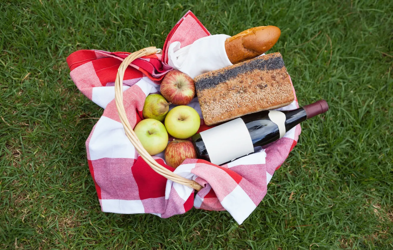 Фото обои трава, вино, корзина, яблоки, бутылка, хлеб, груша, фрукты
