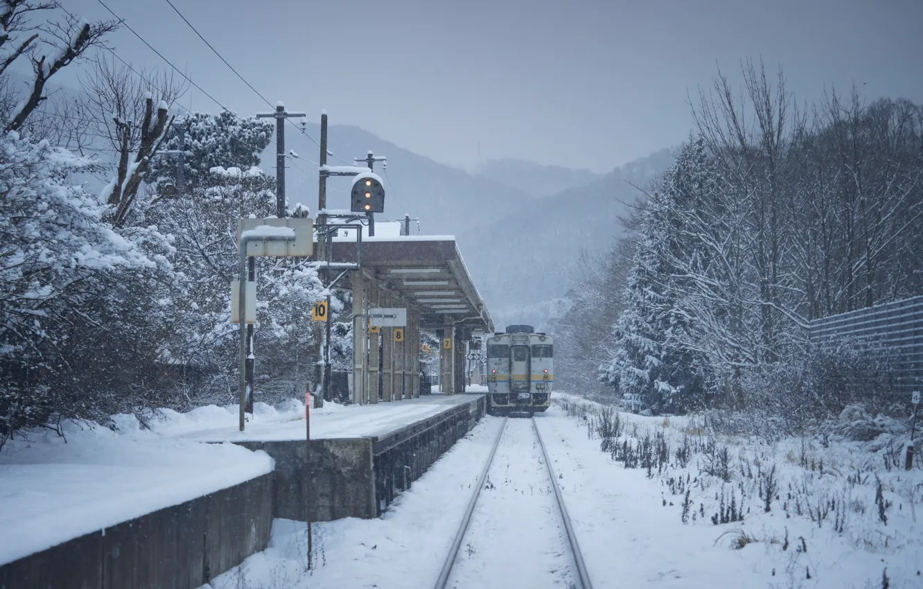 Фото обои Зима, Япония, Станция, Поезд, Железная дорога, Пейзаж