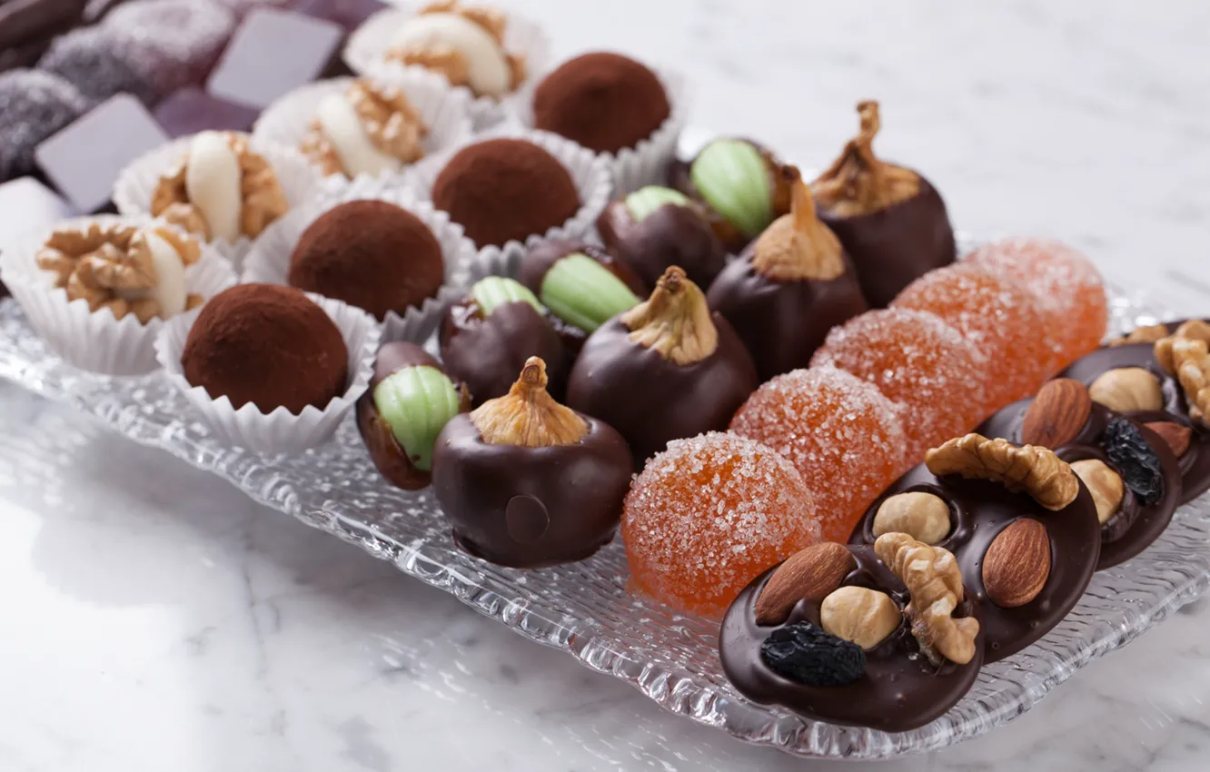 Фото обои шоколад, конфеты, орехи, ассорти, инжир