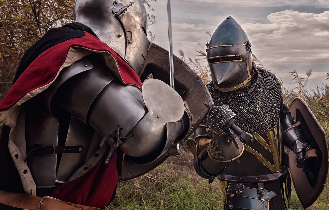 Фото обои металл, фон, доспехи, мечи, рыцари, щиты, поединок, шлемы