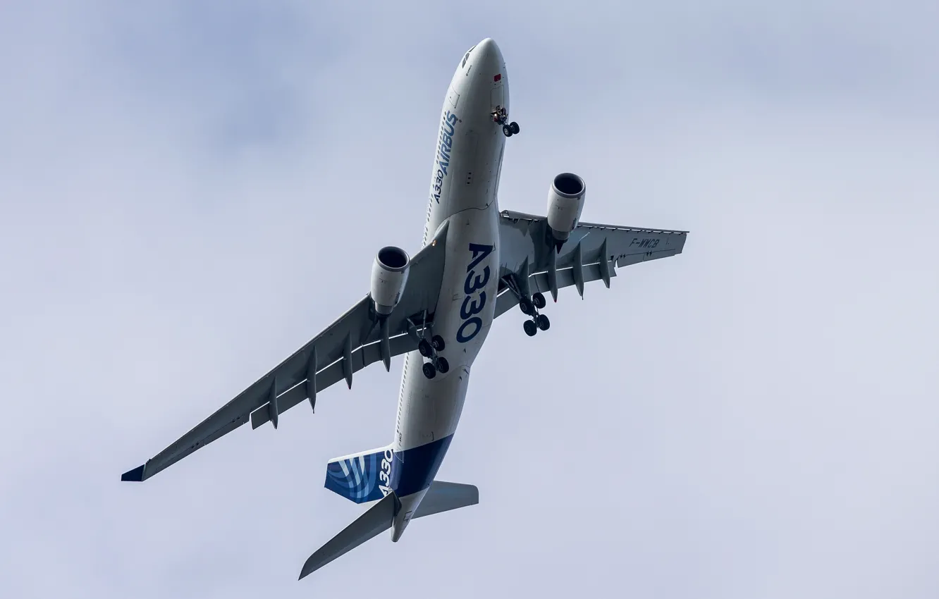 Фото обои реактивный, Широкофюзеляжный, пассажирский самолёт, Airbus A330-200