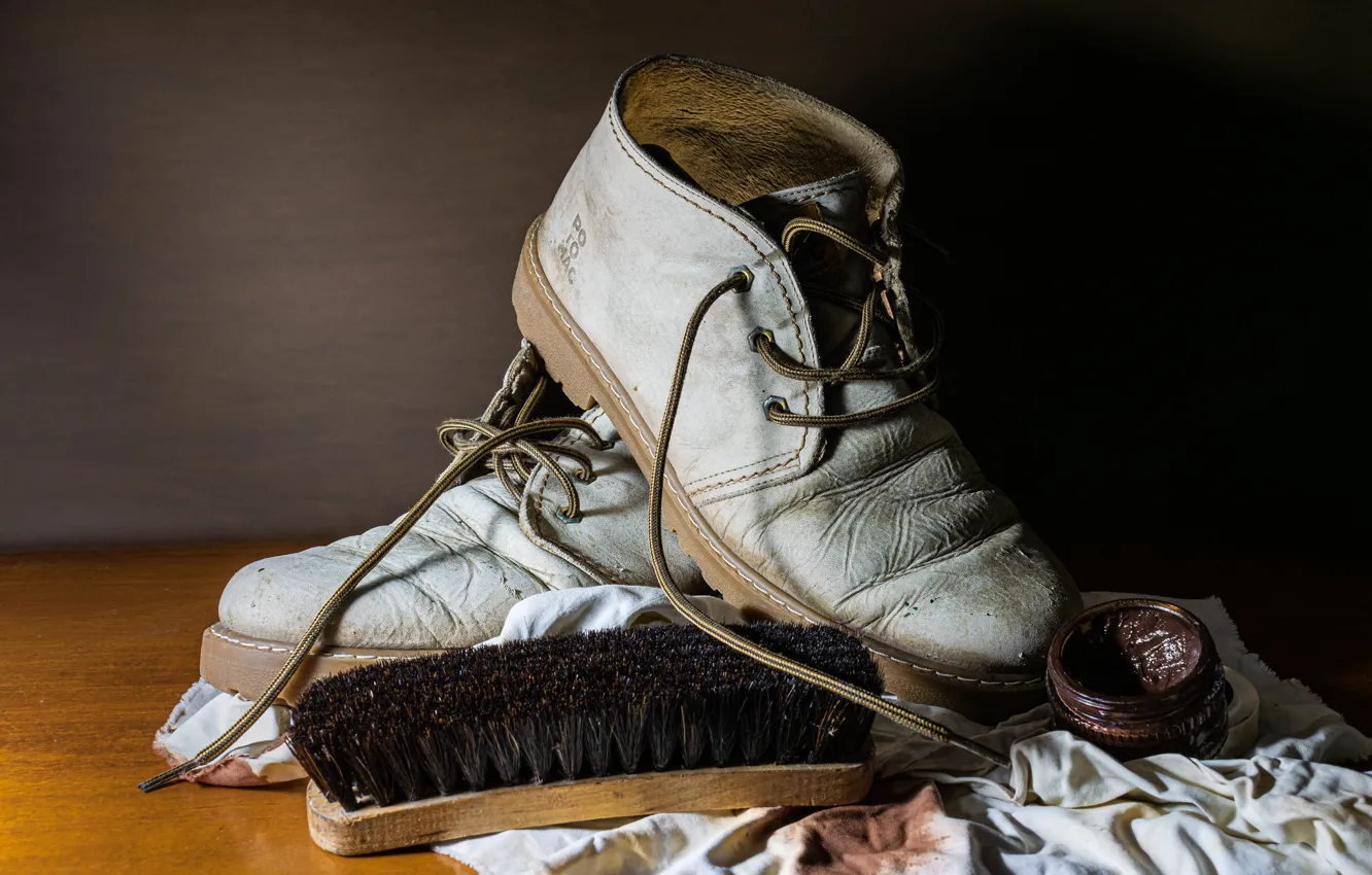 Фото обои темный фон, серый, обувь, ботинки, щётка, натюрморт, шнурки, тряпка