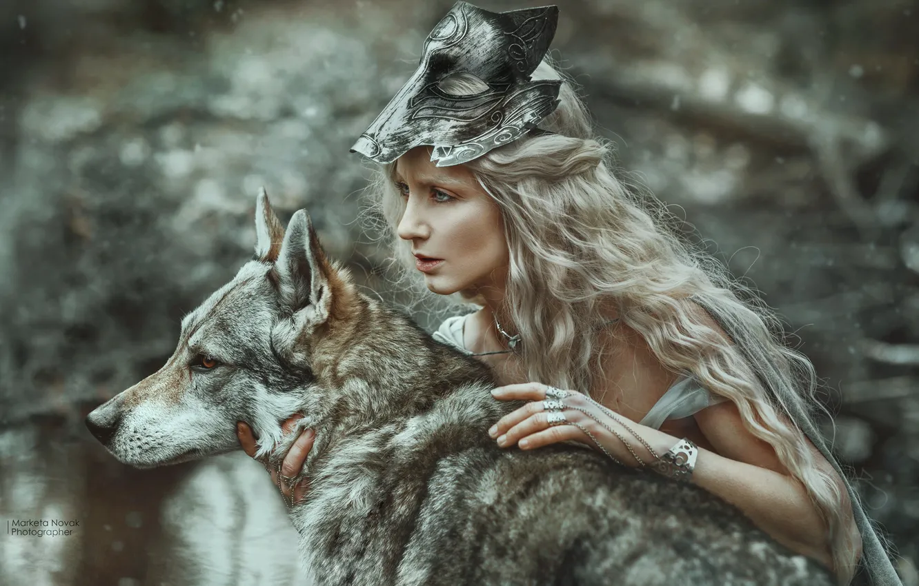 Фото обои девушка, лицо, поза, волк, собака, маска, блондинка, длинные волосы
