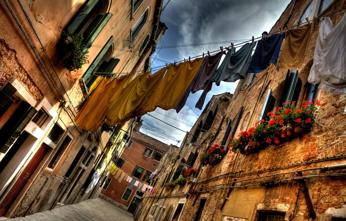 Фото обои город, здания, дома, Италия, бельё, цветочки, горшки, Italy
