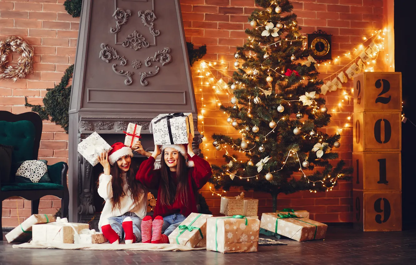 Фото обои christmas, happy, young, cute, friends, smiling, eve, portrait