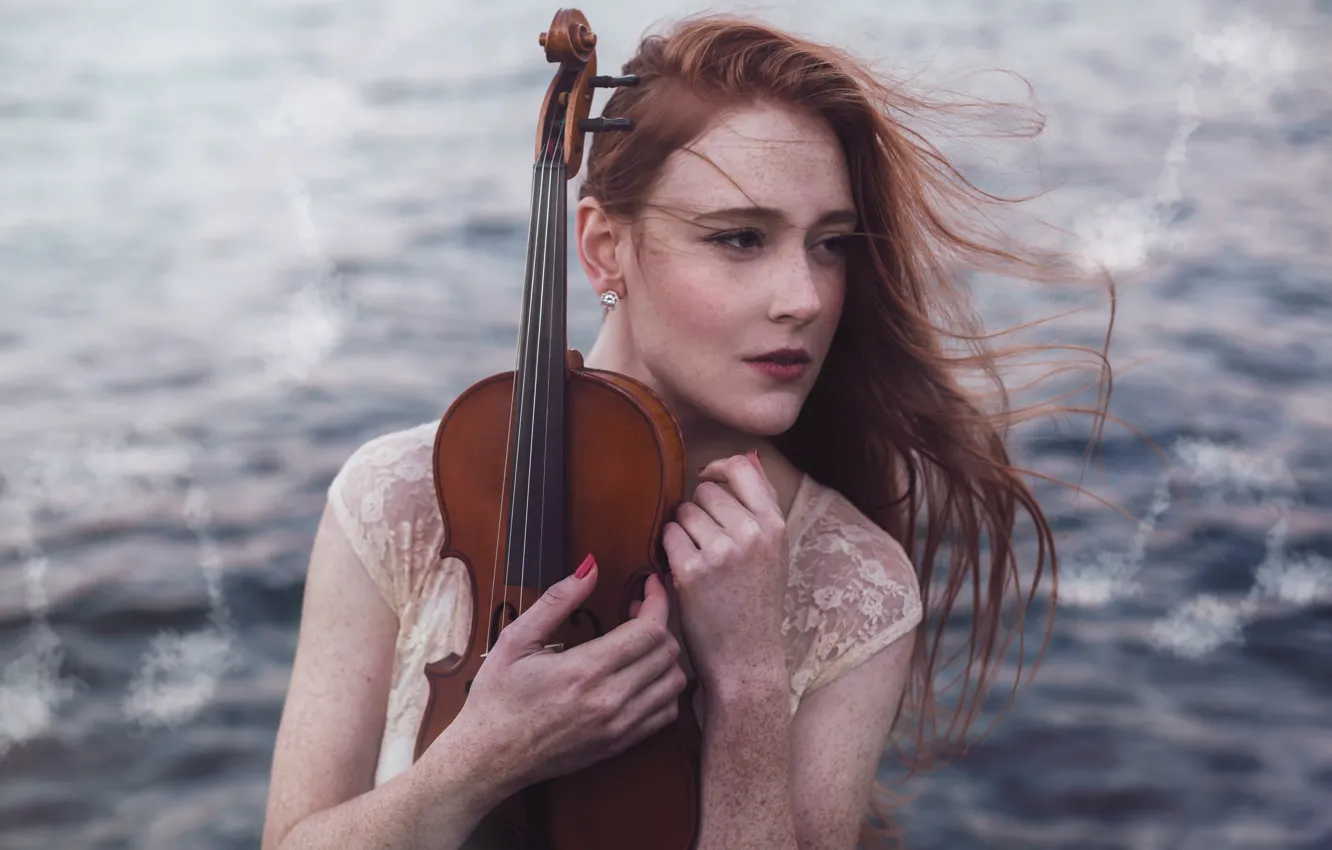 Фото обои море, взгляд, девушка, лицо, ноты, музыка, ветер, скрипка