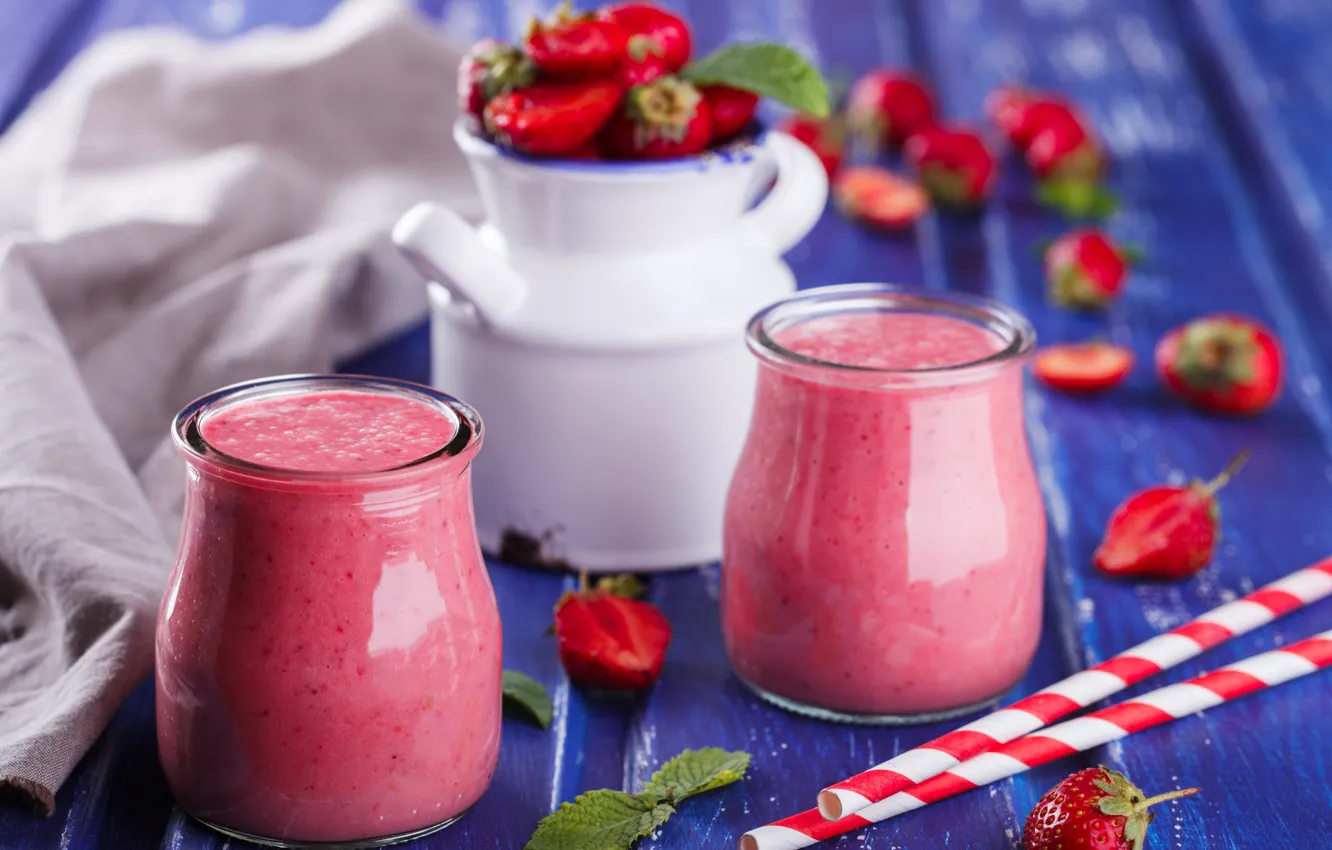 Фото обои ягоды, клубника, баночки, напиток, трубочки, йогурт, Stolyevych Yulia