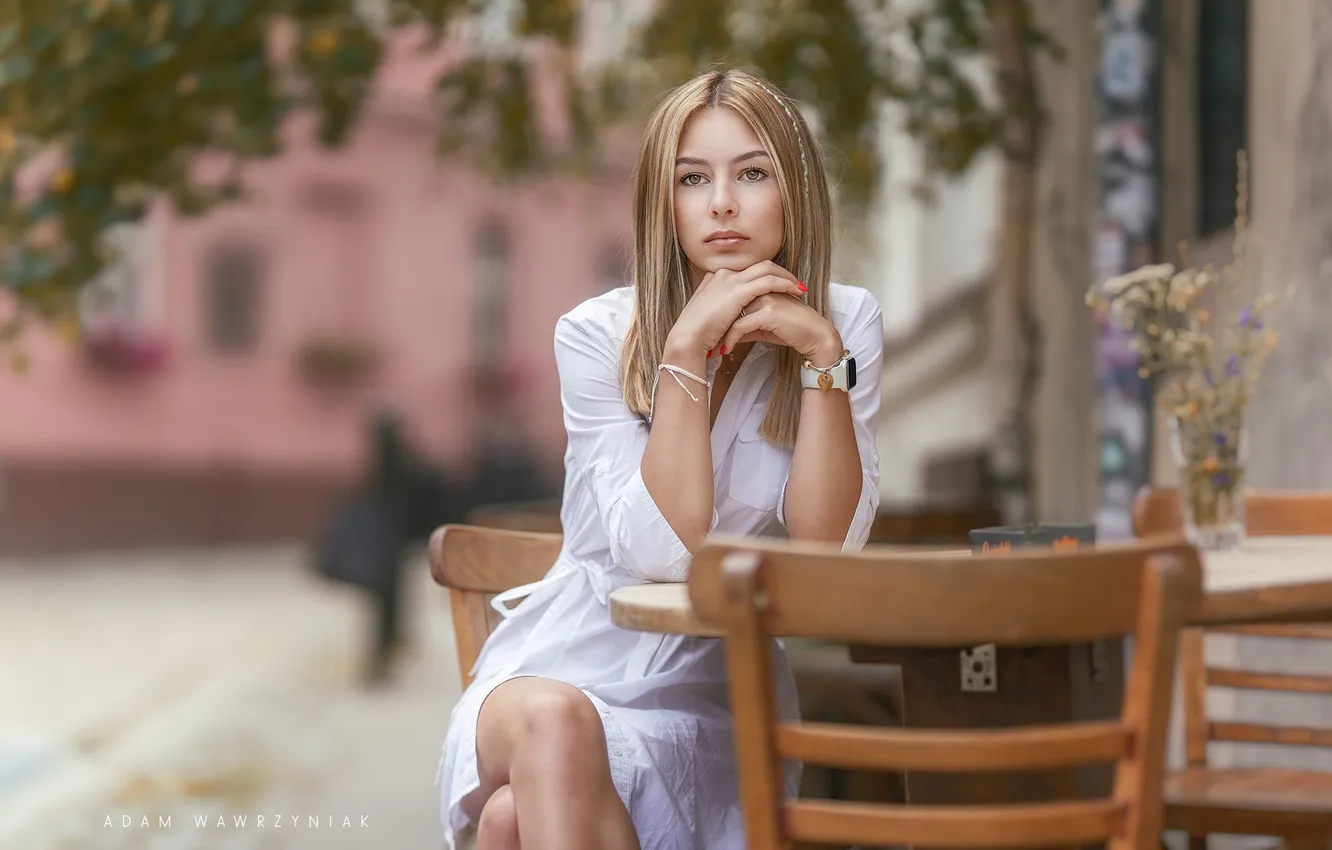 Фото обои блондинка, стул, сидит, столик, Adam Wawrzyniak
