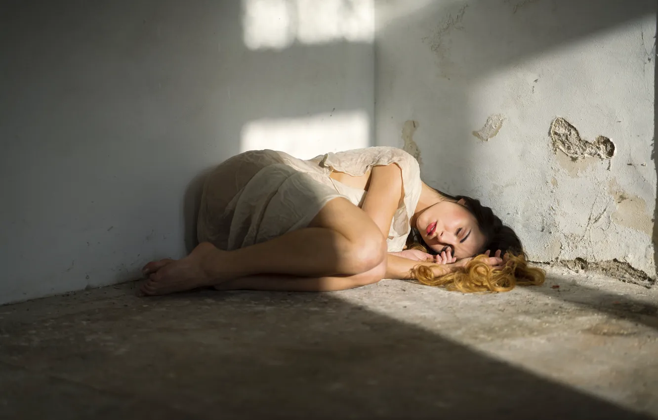Фото обои девушка, стена, лежит, на полу, Alex Tsarfin