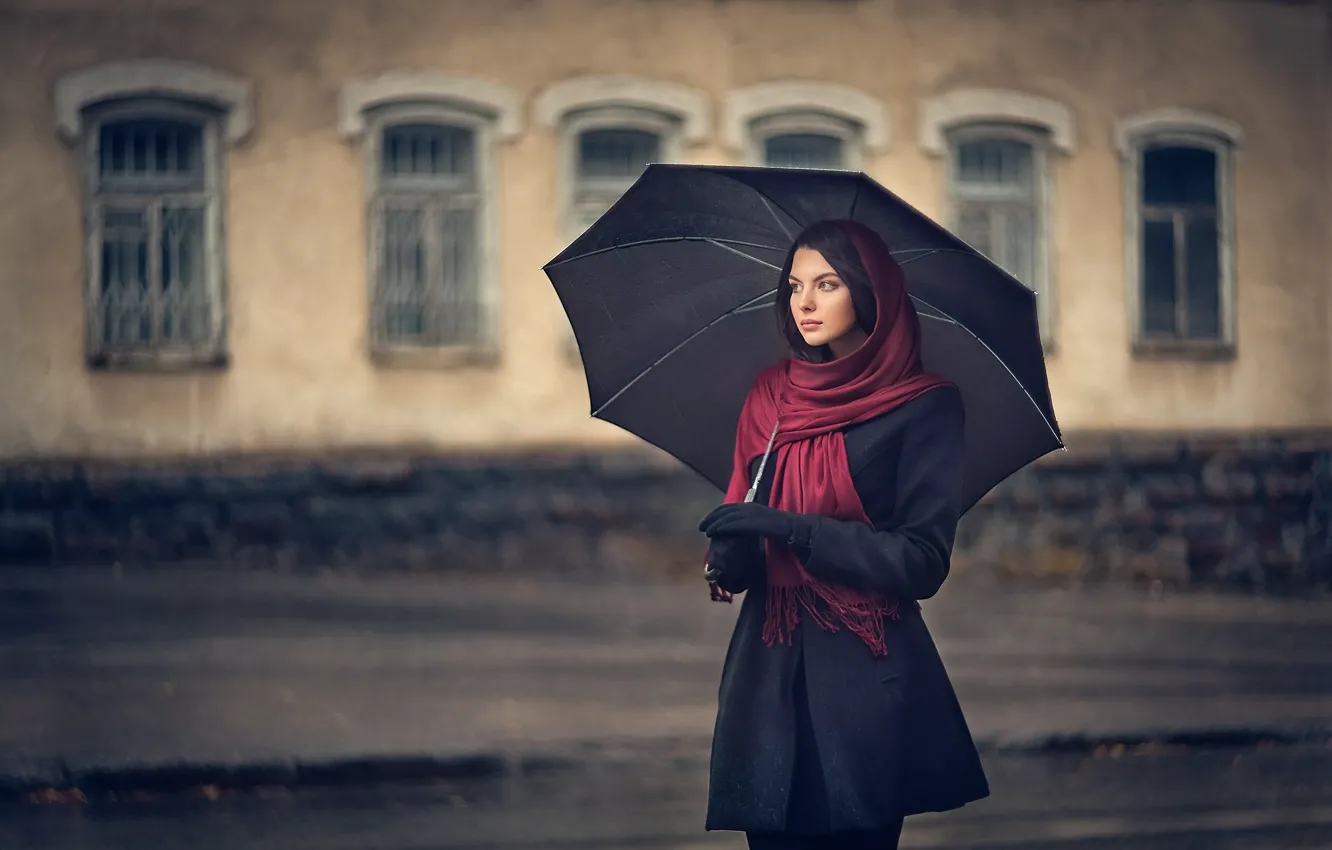 Фото обои дождь, зонт, макияж, пальто