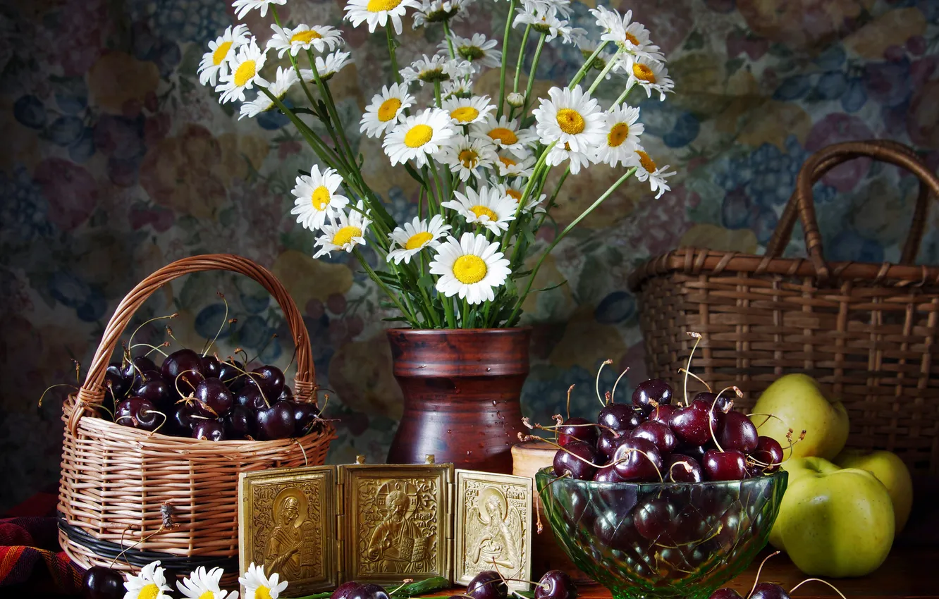 Фото обои цветы, вишня, стол, яблоки, ромашки, ваза, натюрморт, черешня