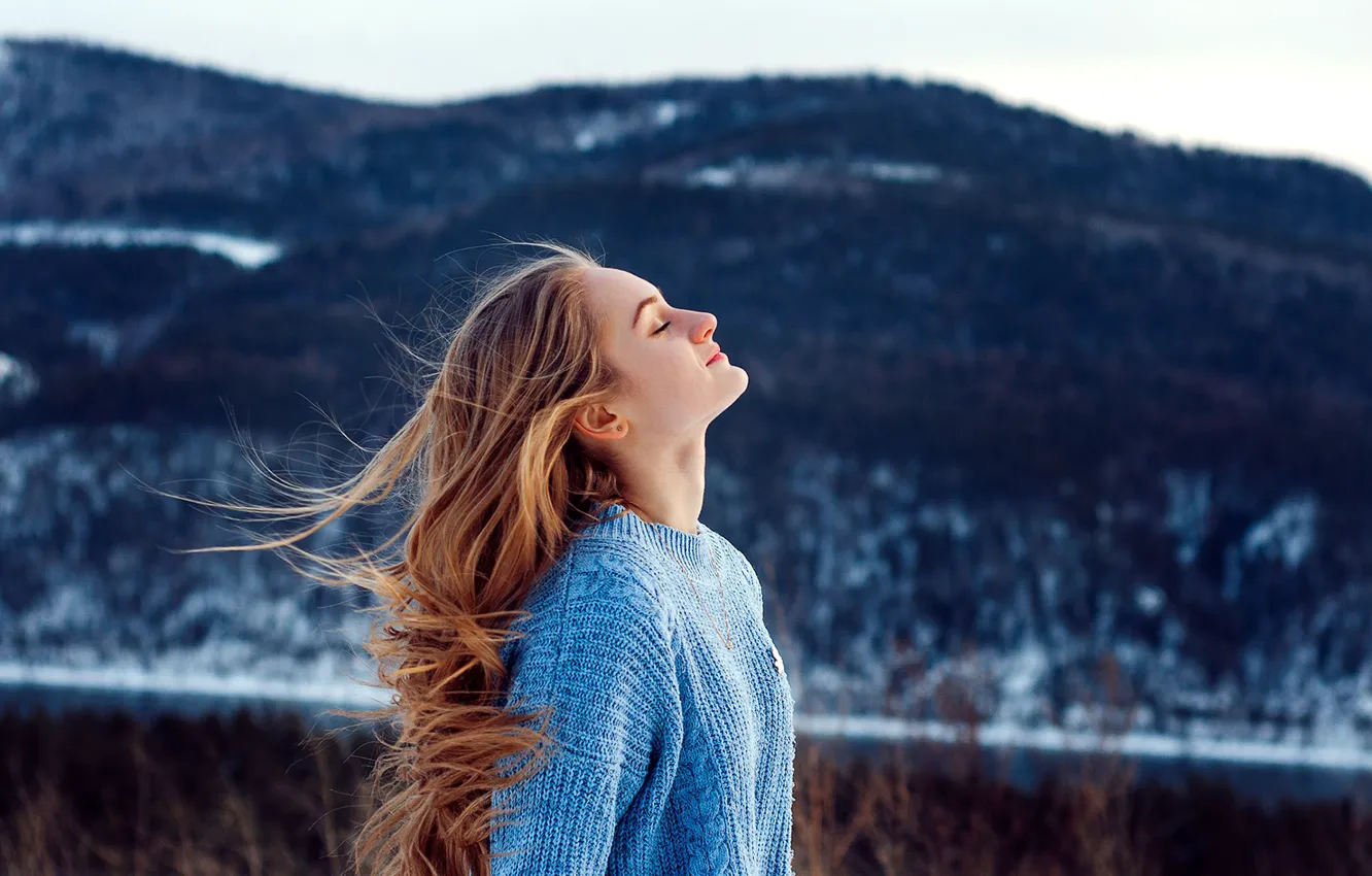 Фото обои зима, девушка, природа, ветер, холмы, волосы, блондинка, свитер