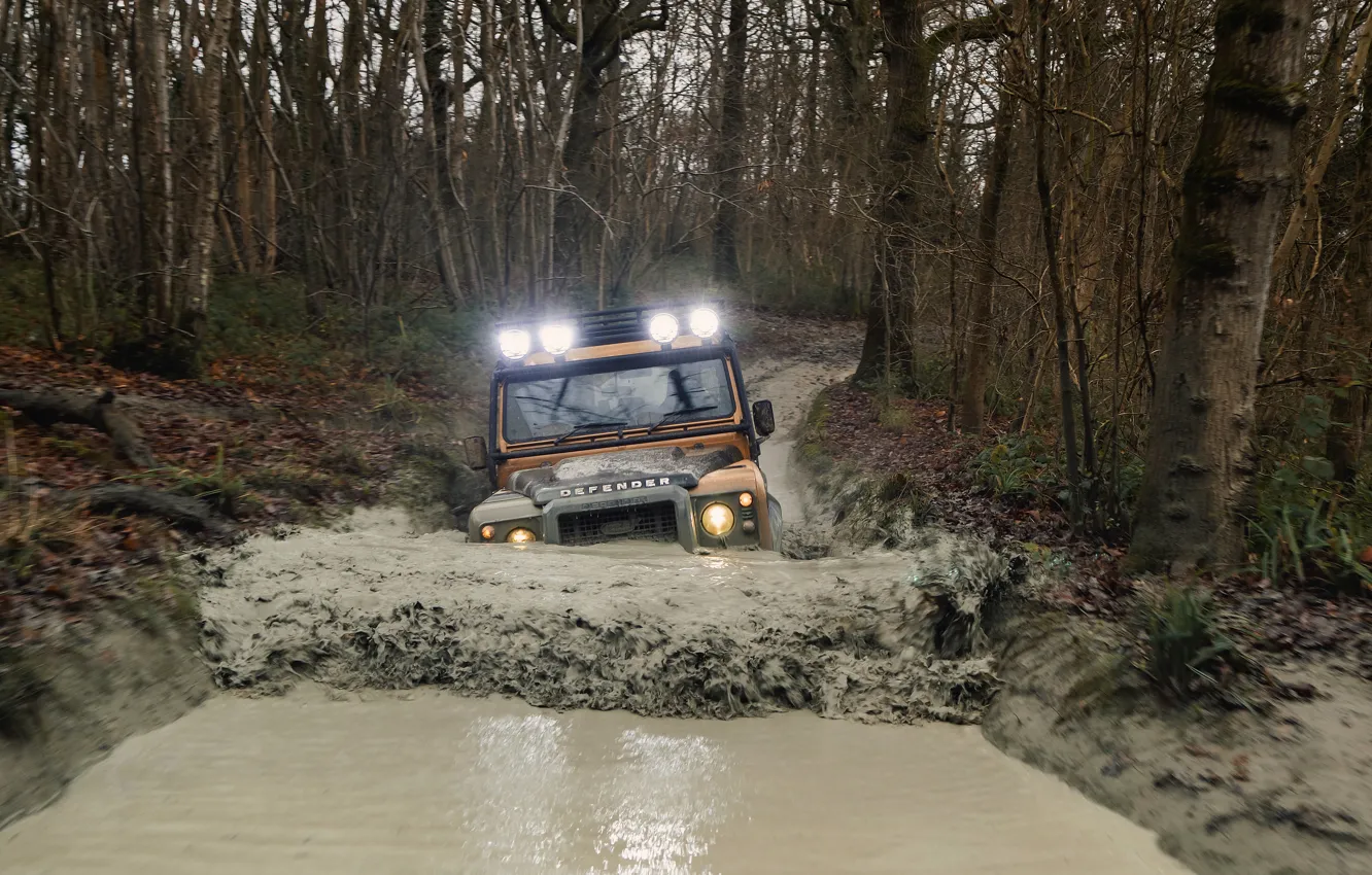 Фото обои вода, грязь, внедорожник, Land Rover, Defender, канава, V8, 5.0 л.
