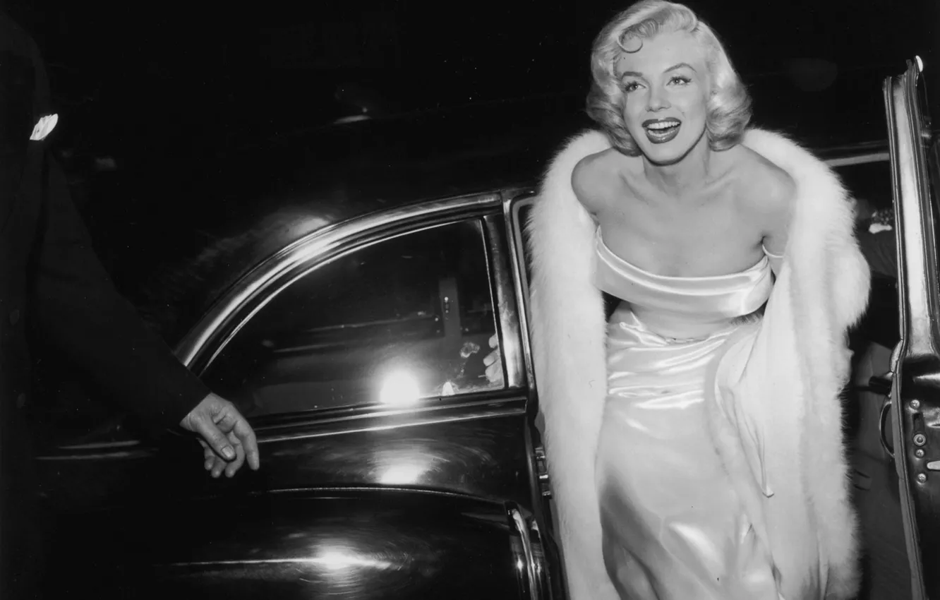 Фото обои улыбка, модель, актриса, блондинка, автомобиль, Мэрилин Монро, Marilyn Monroe