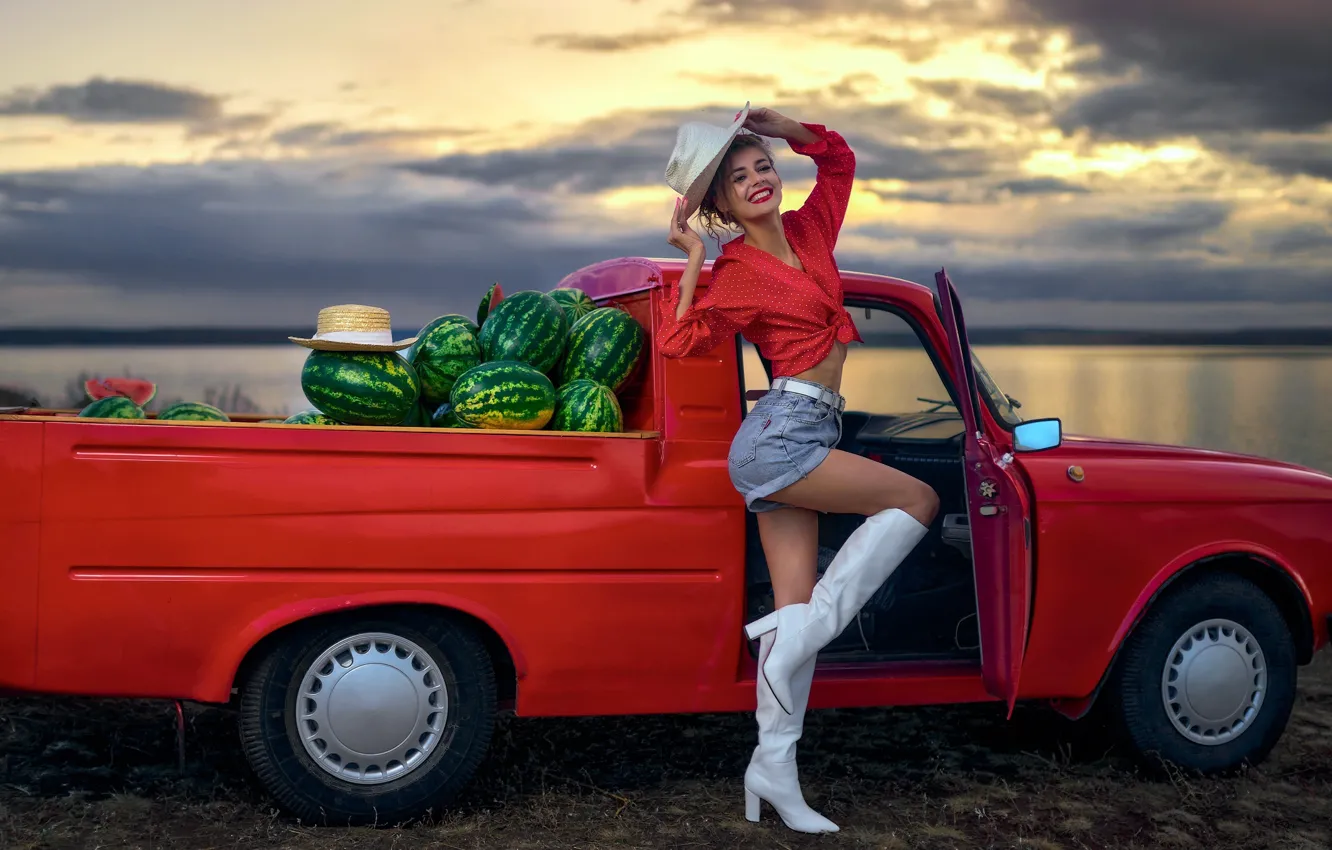 Фото обои авто, девушка, поза, улыбка, река, настроение, шорты, шляпа