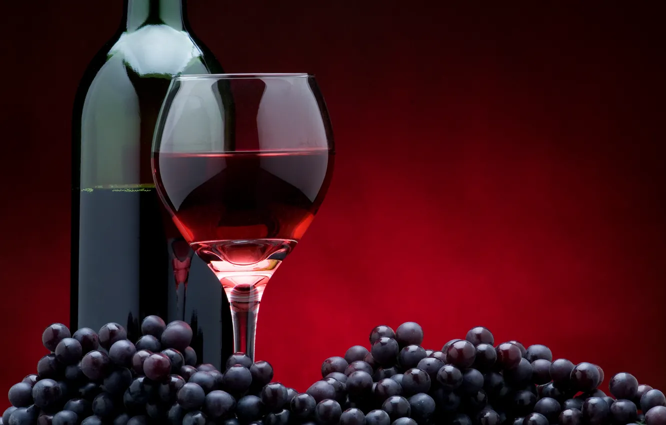 Фото обои стекло, темный фон, вино, красное, бокал, бутылка, виноград
