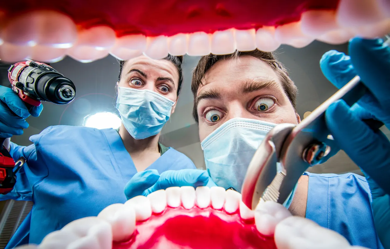 Фото обои Взгляд, Юмор, Зубы, Рот, Двое, Маски, Врачи, Хирурги-стоматологи