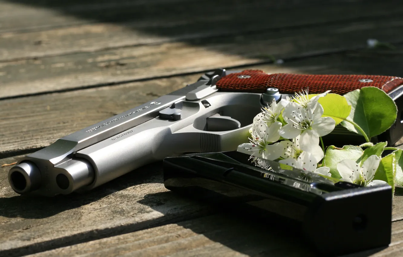 Фото обои пистолет, оружие, доски, цветочки, Beretta, самозарядный