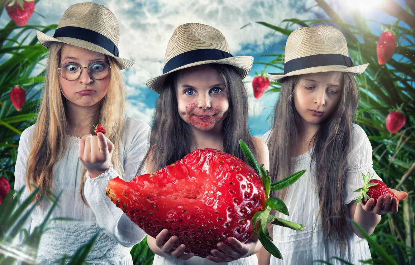 Фото обои девочки, клубника, шляпы, троица, ягода-великан
