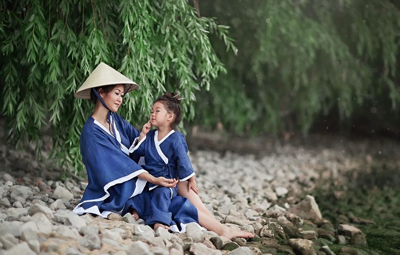 Фото обои ветки, природа, камни, женщина, шляпа, девочка, кимоно, мама