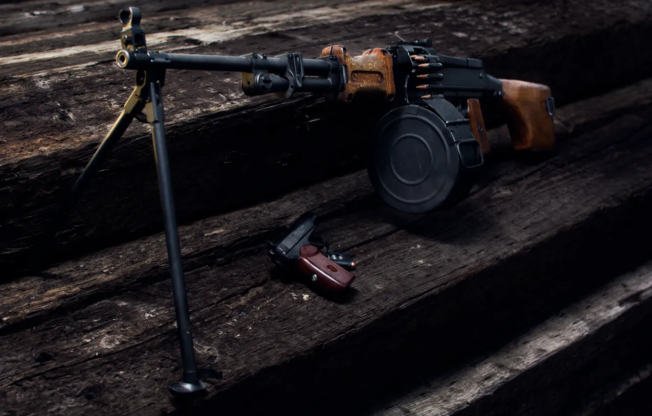 Фото обои пистолет, оружие, фон, РПД, Дегтярёва, Макарова, Ручной пулемёт