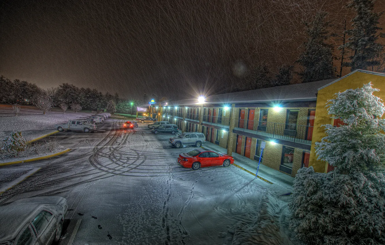 Фото обои снег, следы, вечер, стоянка, отель, автомобили