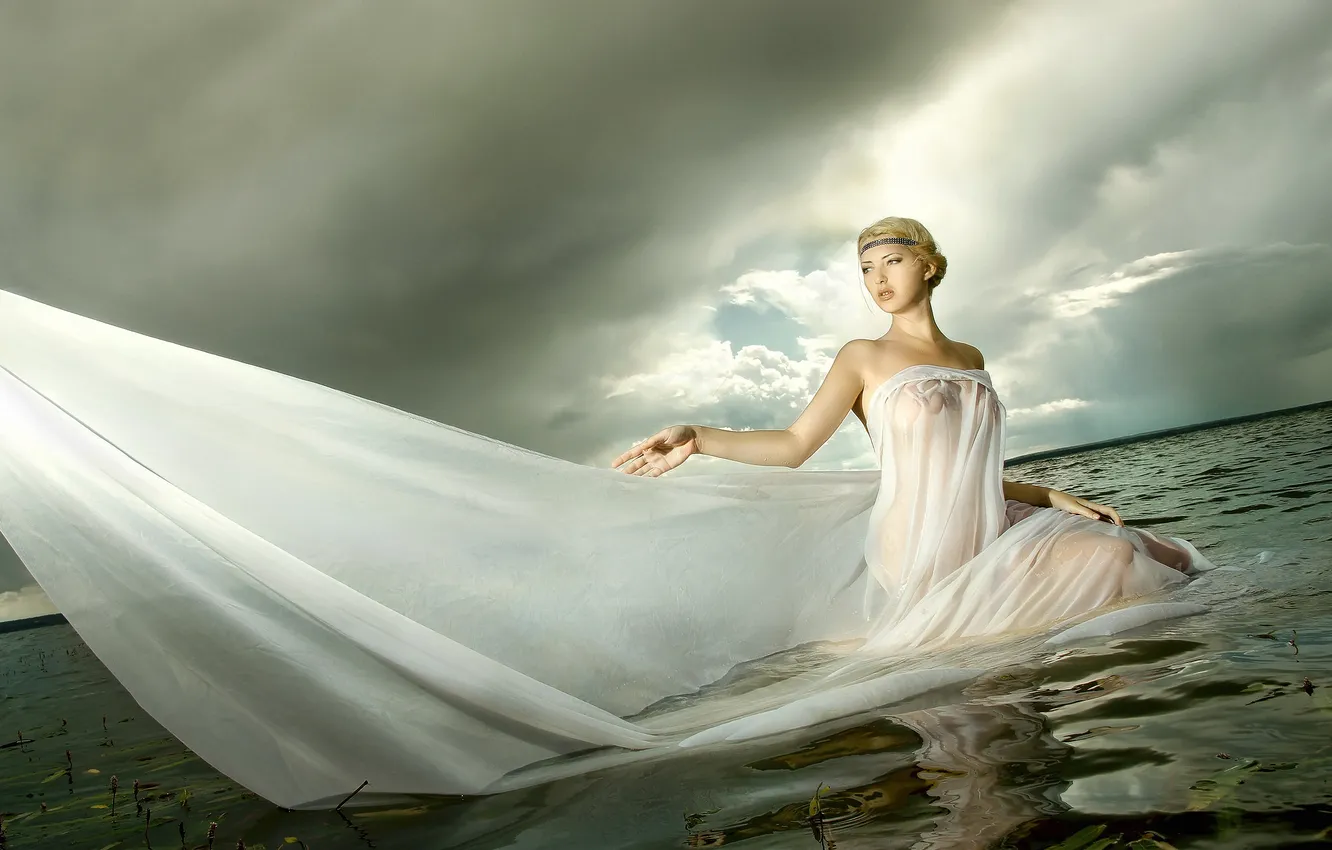 Фото обои озеро, облачное небо, девушка в воде, полупрозрачное белое платье