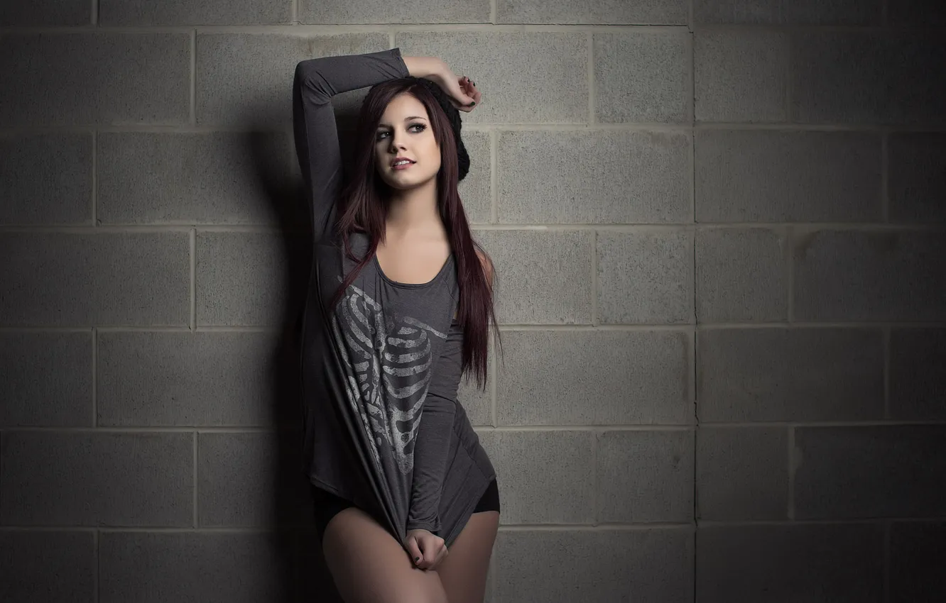Фото обои wall, shorts, bricks, model, women, redhead, brunette, T-shirt