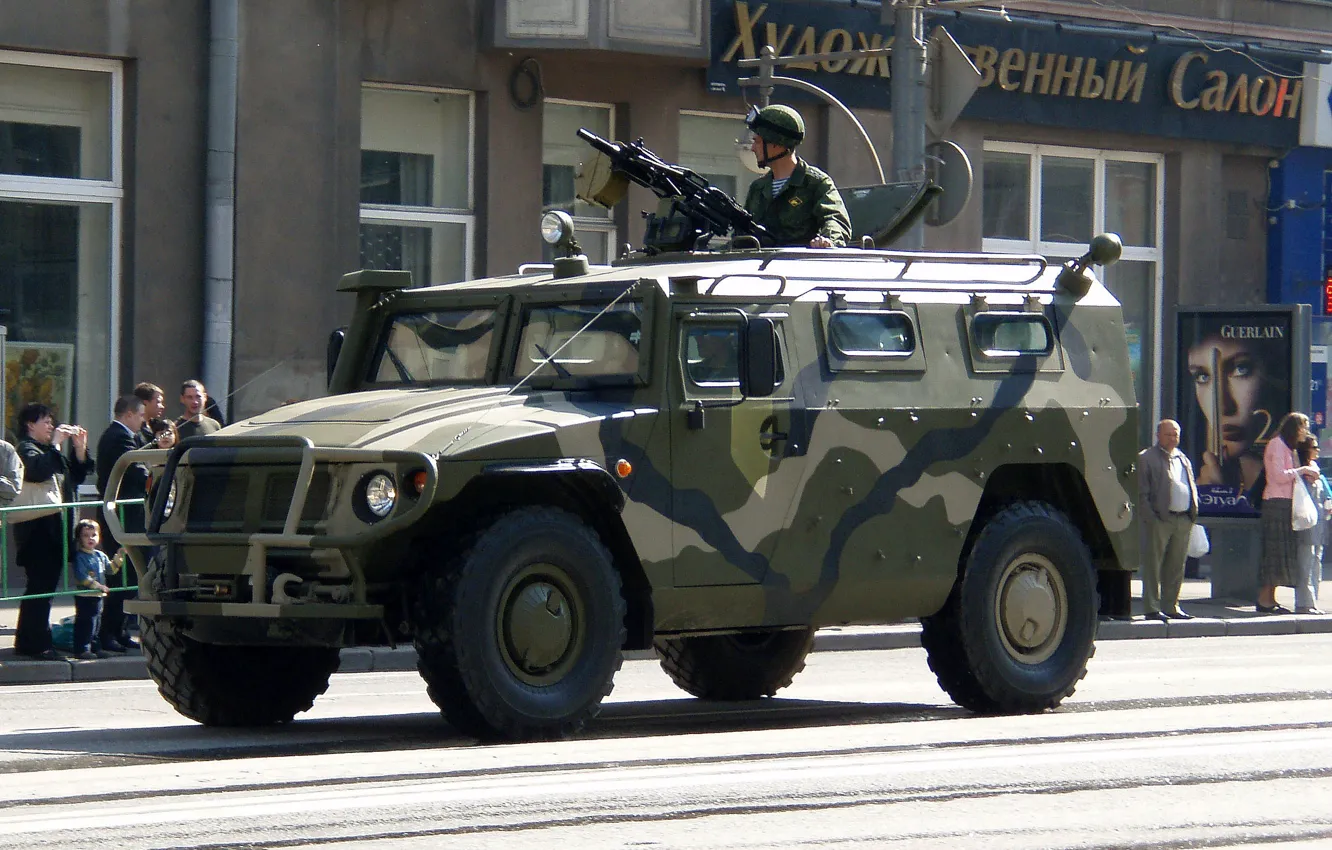 Фото обои soldier, military, weapon, armored, machine gun, war material, armored vehicle