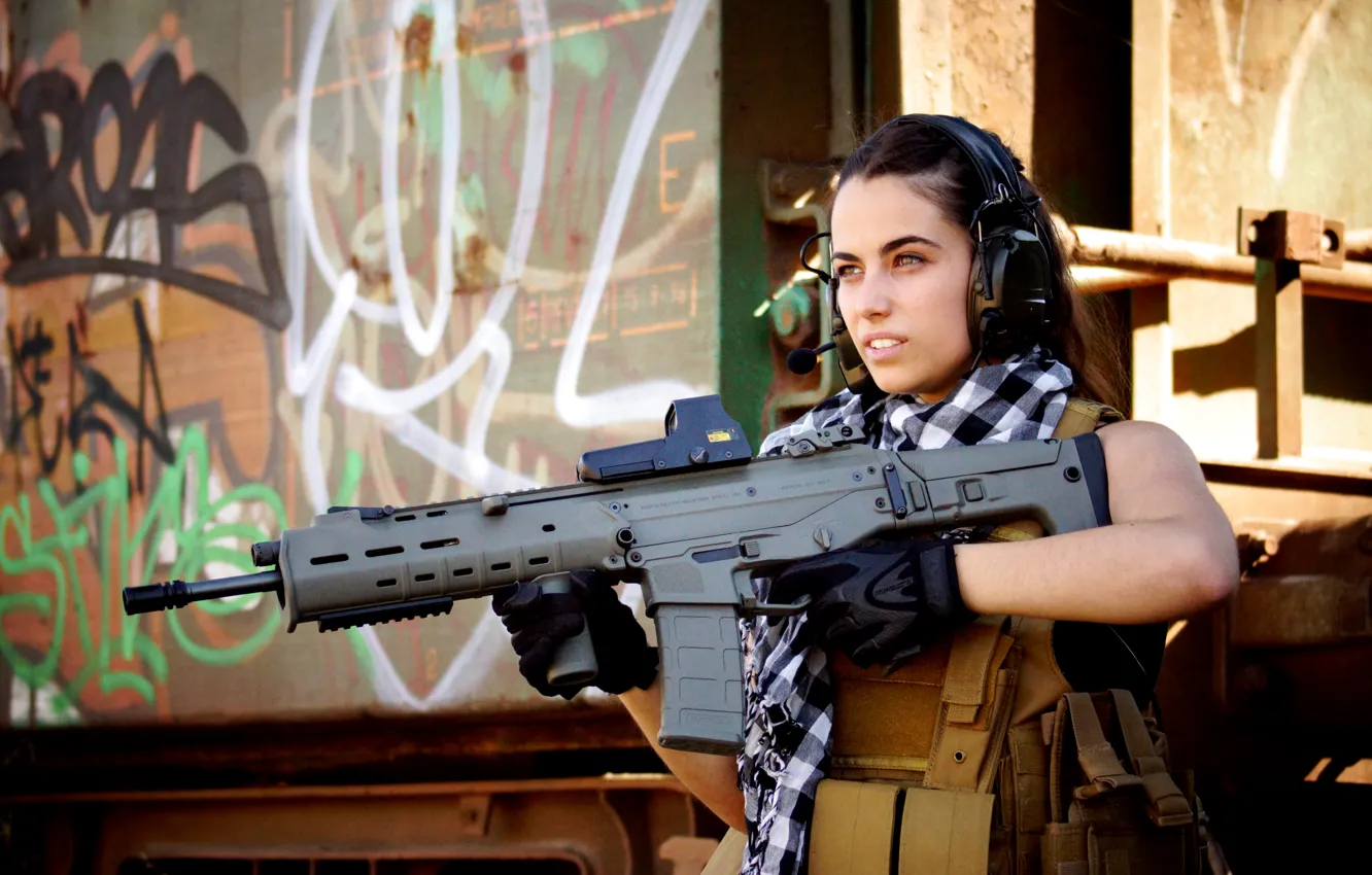 Фото обои девушка, оружие, фон, размытость, солдат, экипировка, униформа