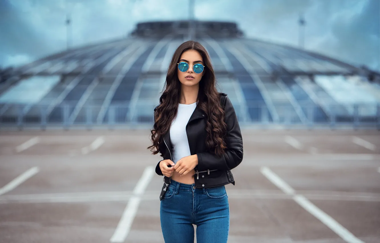 Фото обои девушка, джинсы, очки, куртка, длинные волосы, локоны, Anatoli Oskin, Laura Theresa