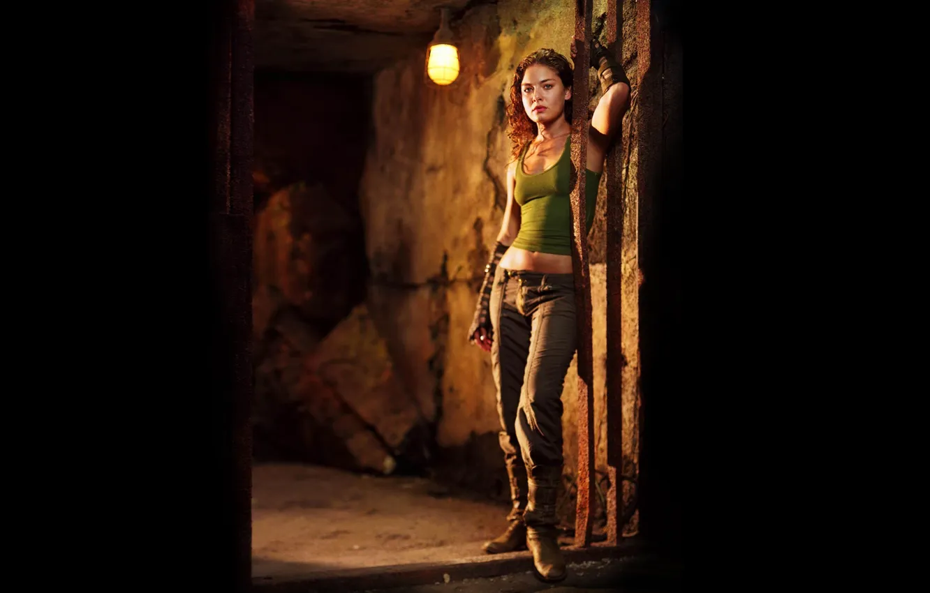 Фото обои девушка, фон, фильм, актриса, фонарь, полумрак, красотка, The Chronicles of Riddick
