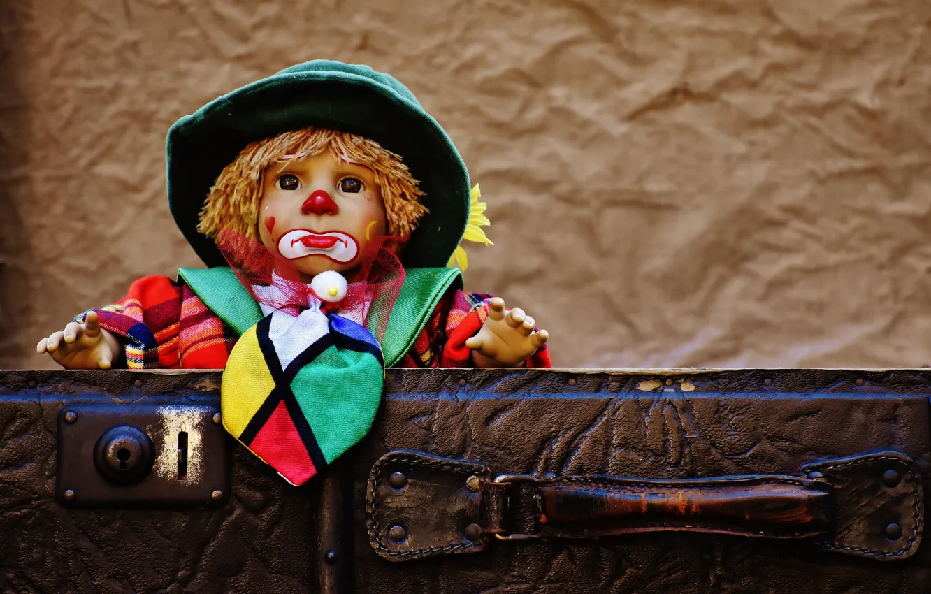 Фото обои игрушка, игра, кукла, клоун, чемодан