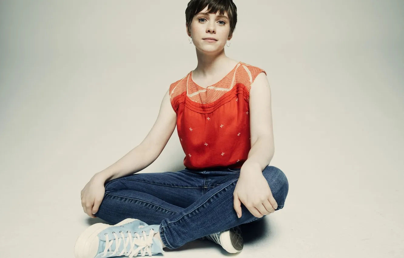 Фото обои Girl, short hair, women, sneakers, sophia lillis