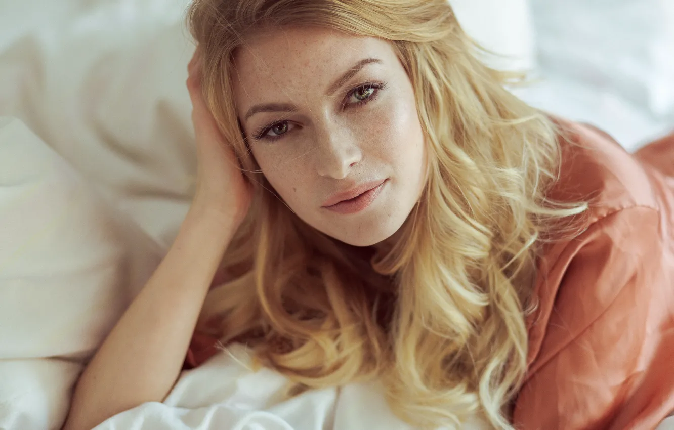 Фото обои взгляд, губы, веснушки