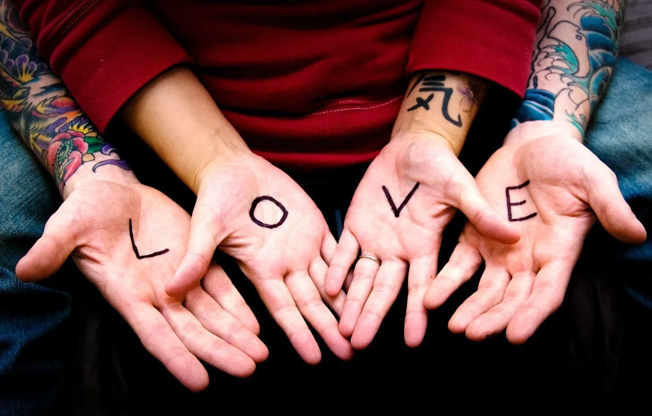 Фото обои любовь, надпись, руки, пара, love, отношения, татуировки, ладони