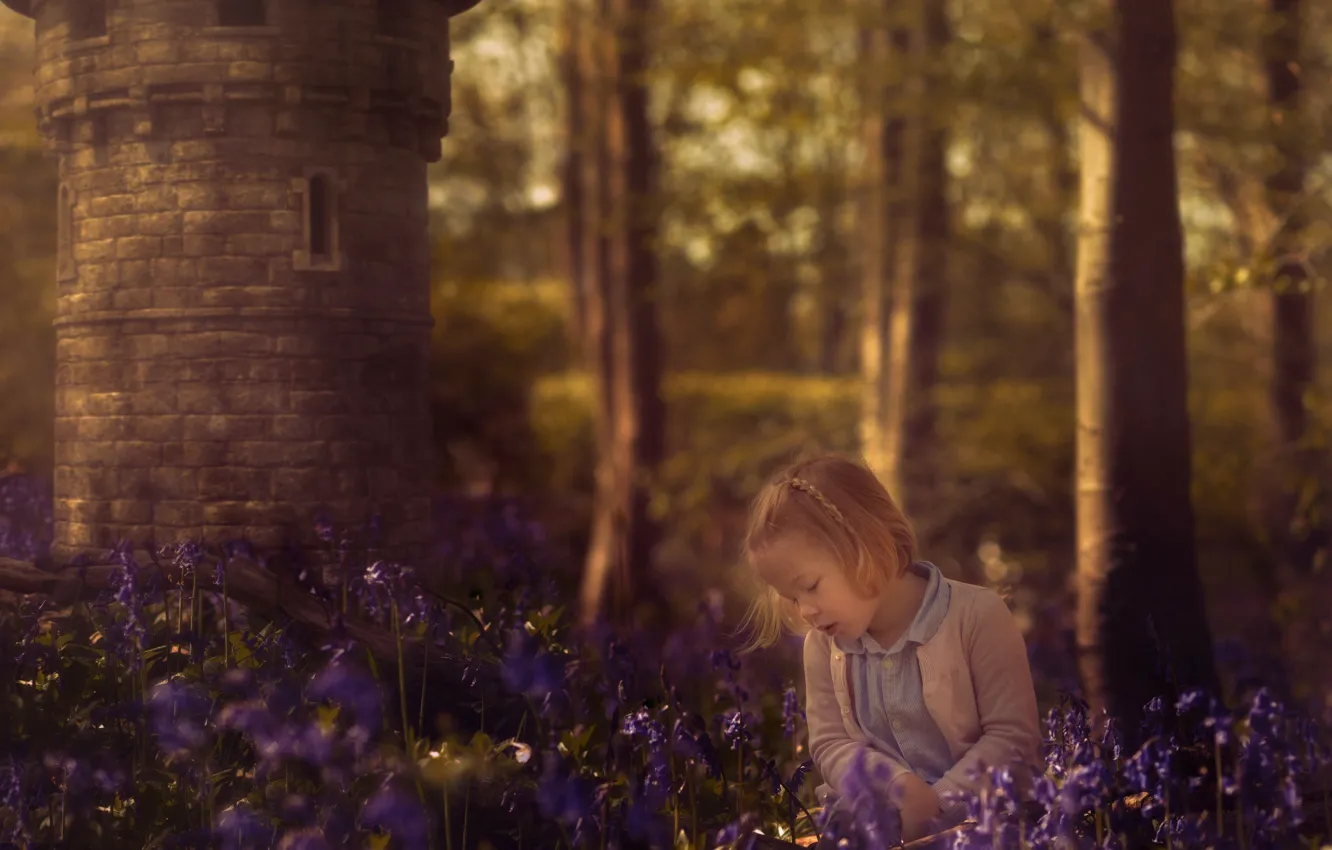 Фото обои лес, цветы, башня, девочка, колокольчики