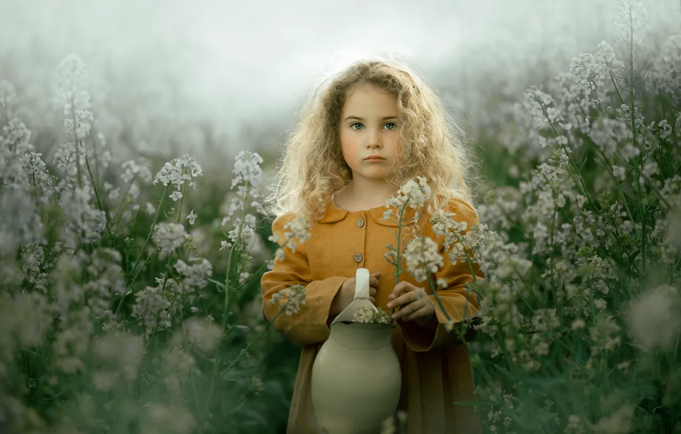 Фото обои цветы, девочка, кувшин, Iwona Podlasinska