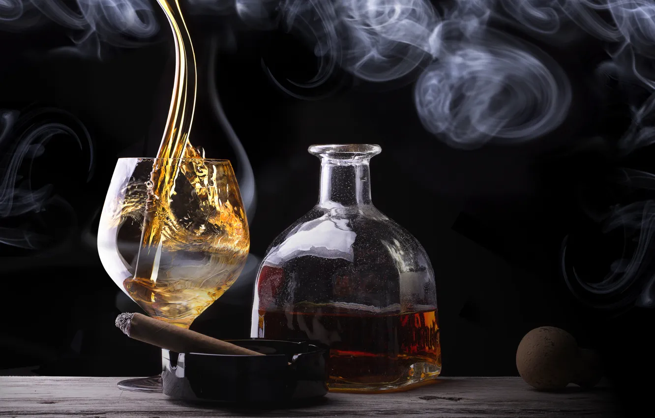 Фото обои стакан, дым, бутылка, сигара, виски, cigar smoke, a glass of whiskey bottle