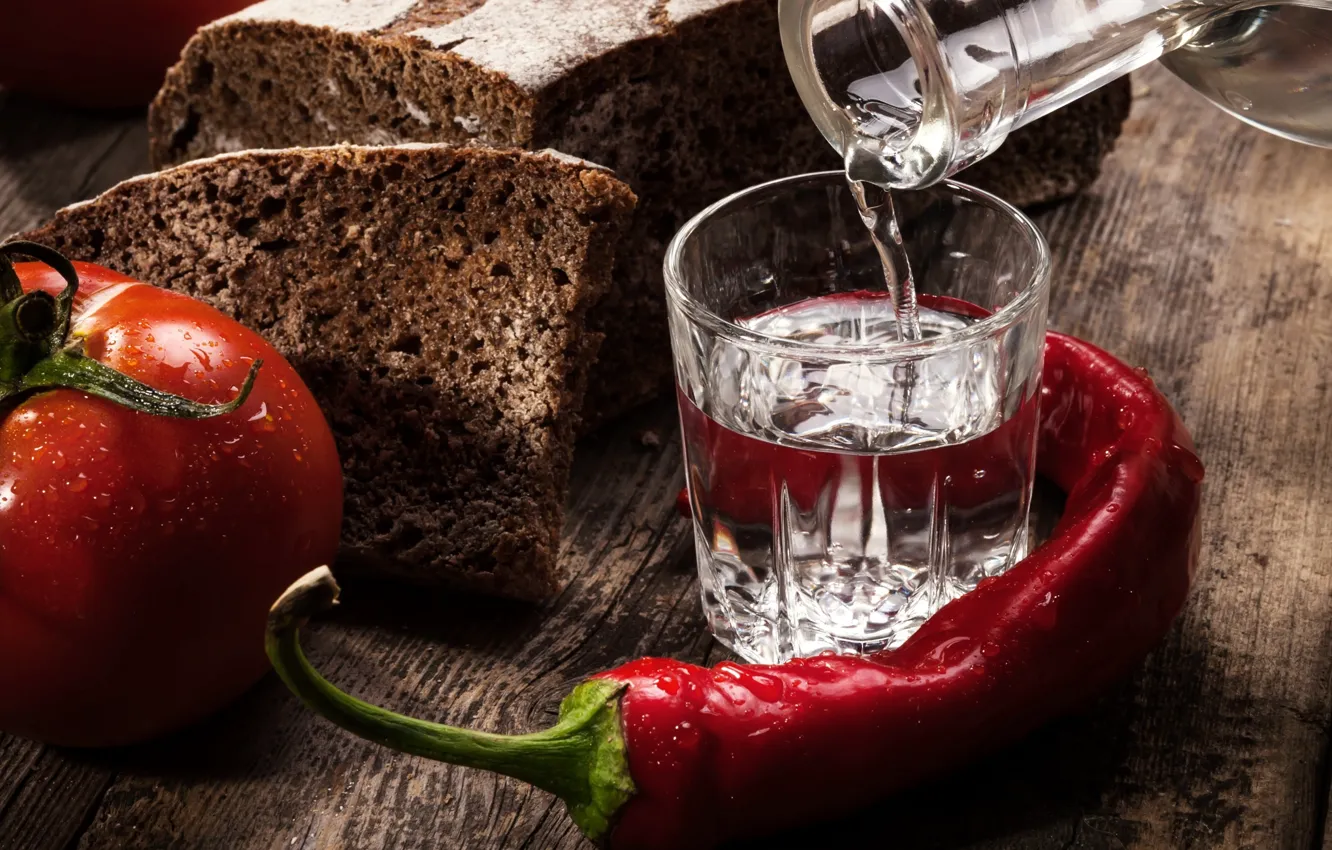 Фото обои красный, черный, хлеб, алкоголь, перец, стопка, водка, помидор