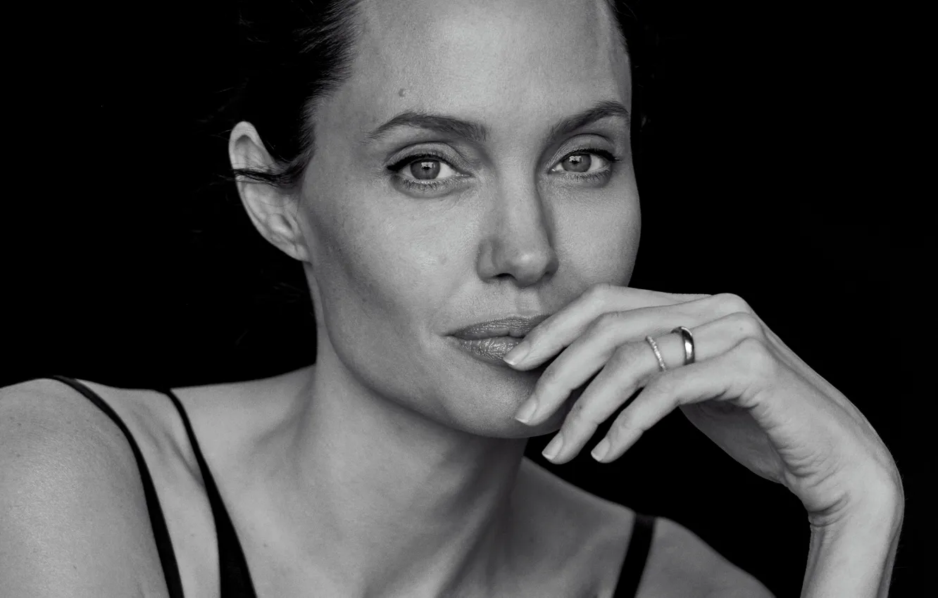 Фото обои модель, портрет, актриса, Анджелина Джоли, Angelina Jolie, фотограф, черно-белое, черный фон